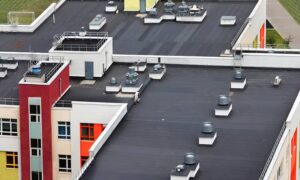 Flat roofing system on a large commercial building